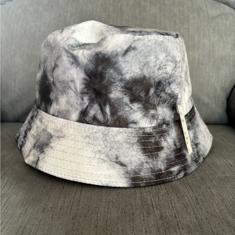 New Tie-Dye Bucket Hat in Black and Gray